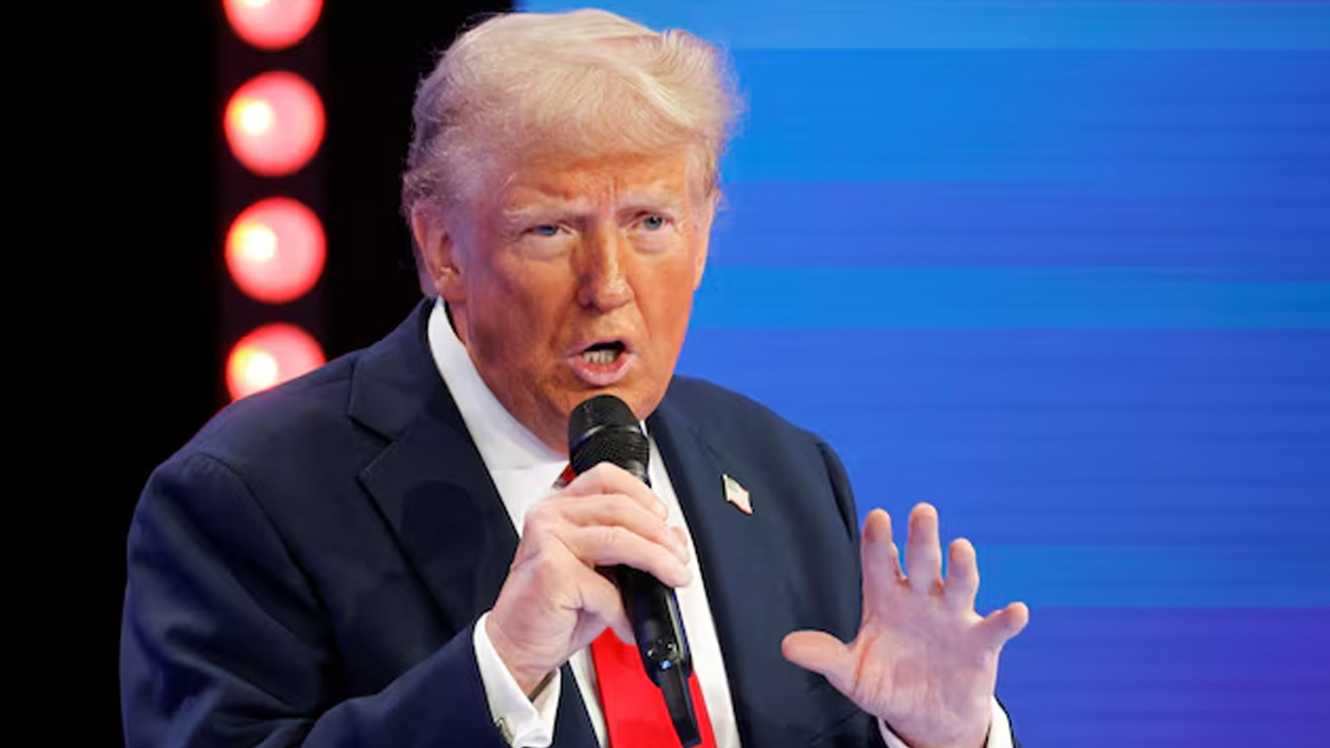 ট্রাম্পের সতর্ক বার্তা: হামাসকে অস্ত্র ছাড়তে হবে, না হলে শক্তি প্রয়োগ করা হবে